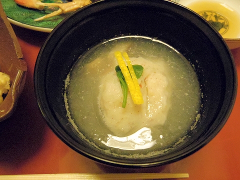 石川県金沢市末町の犀川温泉にある料理温泉旅館「滝亭」御椀 香箱真丈 蕪霙仕立て つる菜 鮑茸 松葉柚子 石川県金沢市末町の犀川温泉にある料理温泉旅館「滝亭」御椀 香箱真丈 蕪霙仕立て つる菜 鮑茸 松葉柚子