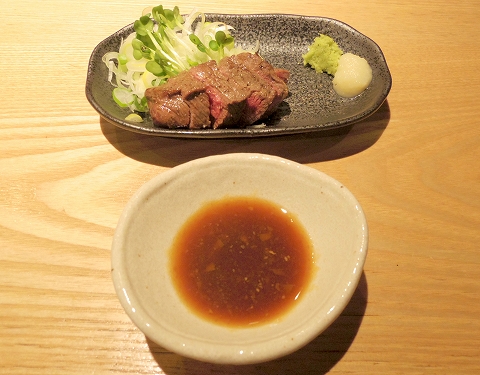 東京都新宿区中落合１丁目にある居酒屋「四文屋　中井店」牛レアステーキ（イチボ）