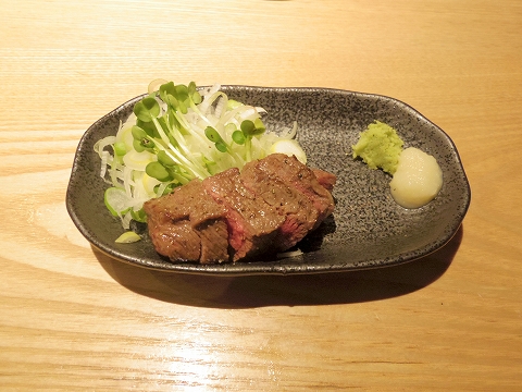 東京都新宿区中落合１丁目にある居酒屋「四文屋　中井店」牛レアステーキ（イチボ）