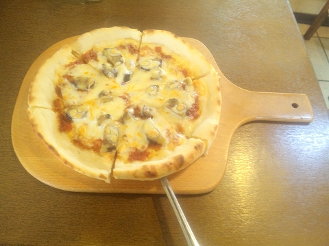 埼玉県所沢市久米にあるカフェ、イタリアンのお店「カフェ&レストラン café＆restaurant 周」茄子と自家製ミートソースのピザ