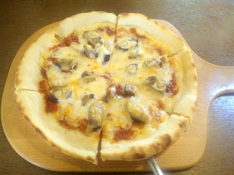埼玉県所沢市久米にあるカフェ、イタリアンのお店「カフェ&レストラン café＆restaurant 周」茄子と自家製ミートソースのピザ