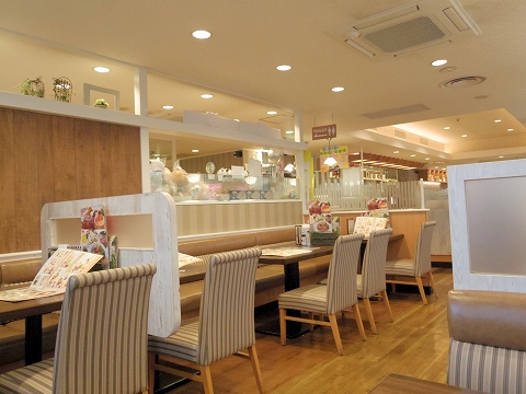東京都練馬区高松６丁目にあるファミリーレストラン「ジョナサン　練馬高松店」店内