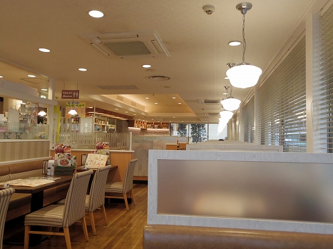 東京都練馬区高松６丁目にあるファミリーレストラン「ジョナサン　練馬高松店」店内