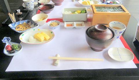 石川県加賀市山代温泉にある温泉旅館「べにや無何有」 石川県加賀市山代温泉にある温泉旅館「べにや無何有」朝食 温野菜サラダ 焼海苔 だし巻き玉子 あおさの味噌汁 漬け物 温泉カレイ炭火焼き
