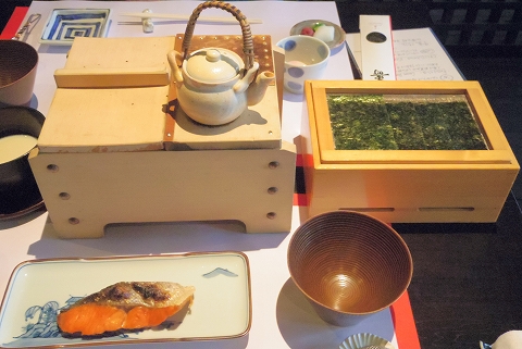 石川県加賀市山代温泉にある温泉旅館「べにや無何有」 石川県加賀市山代温泉にある温泉旅館「べにや無何有」朝食 豆乳豆腐 焼海苔 紅鮭の焼き物