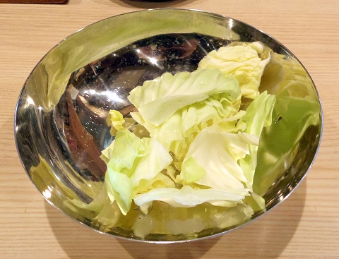 東京都板橋区成増２丁目にある串揚げ、居酒屋「八五郎　成増店」セルフキャベツ