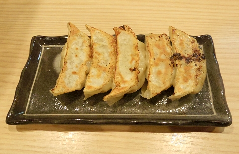 東京都板橋区成増２丁目にある串揚げ、居酒屋「八五郎　成増店」餃子