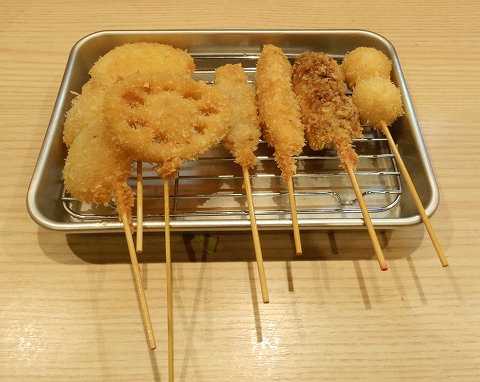 東京都板橋区成増２丁目にある串揚げ、居酒屋「八五郎　成増店」串揚げ（たまねぎ、じゃがいも、れんこん、豚、ささみ、牛、うずら卵）