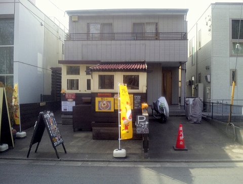 埼玉県所沢市緑町３丁目にあるカフェ カレーの Cafe 豆うさぎ Mameusagi です 最寄駅は西武新宿線の新所沢駅になります ランチタイムに行きポークキーマカレー エスニックドライカレー チキンカレーの3種盛りスペシャルカレーをいただきました 気ままに外食三昧