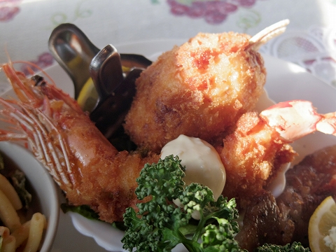 茨城県水戸市見川町にある洋食店「レストハウス時代屋」有頭エビフライとカニクリームコロッケ 茨城県水戸市見川町にある洋食店「レストハウス時代屋」有頭エビフライとカニクリームコロッケ