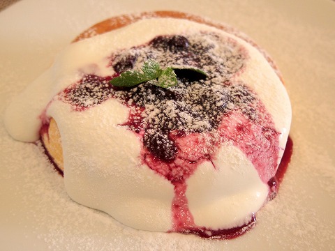 埼玉県越谷市千間台西１丁目にあるパンケーキのお店「fluffy cafe　フラッフィー カフェ」ミックスベリーソースのパンケーキ