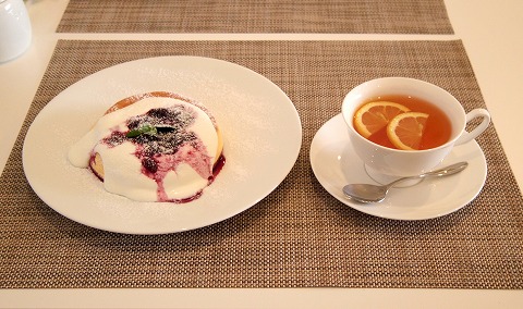 埼玉県越谷市千間台西１丁目にあるパンケーキのお店「fluffy cafe　フラッフィー カフェ」ホットレモンティーとミックスベリーソースのパンケーキ