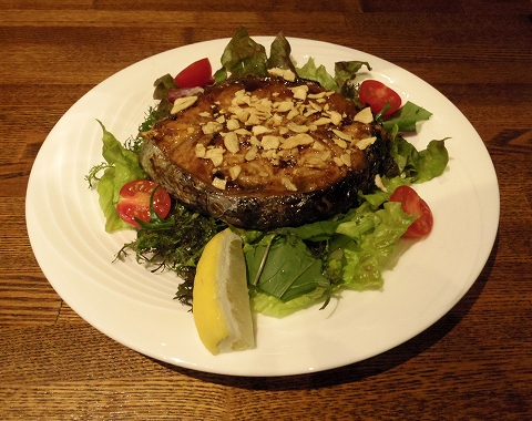 埼玉県越谷市千間台東１丁目にある鉄板ビストロの「la planche  ラ・プランシュ」マグロテールステーキ