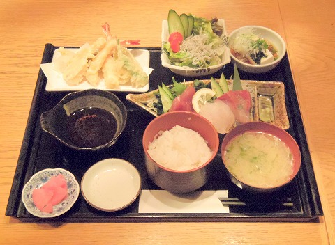 神奈川県川崎市川崎区駅前本町８番地ダイスビルにある居酒屋「茅ヶ崎 海ぶねダイニング」海老の天ぷらとお刺身三種ご膳