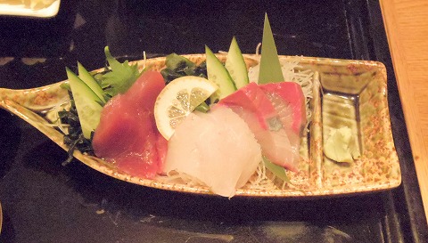 神奈川県川崎市川崎区駅前本町８番地ダイスビルにある居酒屋「茅ヶ崎 海ぶねダイニング」海老の天ぷらとお刺身三種ご膳のお刺身