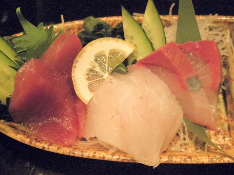 神奈川県川崎市川崎区駅前本町８番地ダイスビルにある居酒屋「茅ヶ崎 海ぶねダイニング」海老の天ぷらとお刺身三種ご膳のお刺身