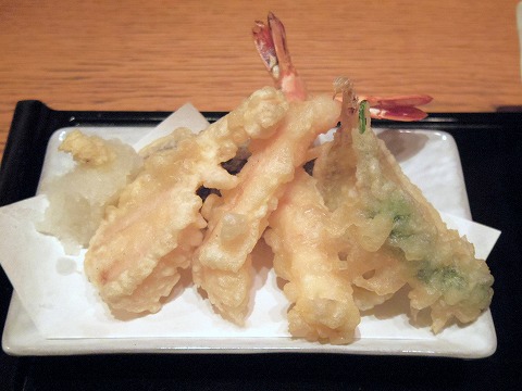 神奈川県川崎市川崎区駅前本町８番地ダイスビルにある居酒屋「茅ヶ崎 海ぶねダイニング」海老の天ぷらとお刺身三種ご膳の海老天ぷらと季節の野菜と魚の天ぷら