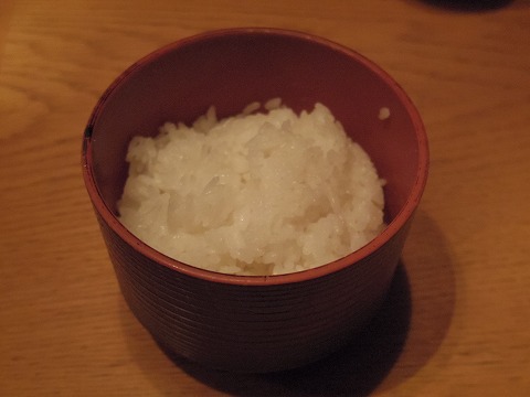 神奈川県川崎市川崎区駅前本町８番地ダイスビルにある居酒屋「茅ヶ崎 海ぶねダイニング」海老の天ぷらとお刺身三種ご膳の海老天ぷらのご飯