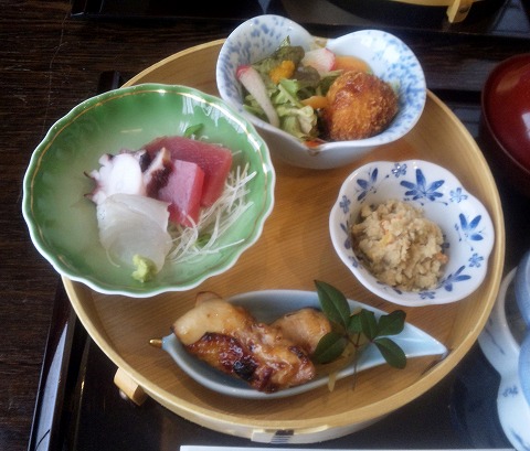 埼玉県所沢市緑町3丁目にある割烹、小料理のお店「旬菜料理 花もも」ももいろ弁当のお刺身、とりの照り焼き、小鉢、自家製コロッケ 埼玉県所沢市緑町3丁目にある割烹、小料理のお店「旬菜料理 花もも」ももいろ弁当のお刺身、とりの照り焼き、小鉢、自家製コロッケ