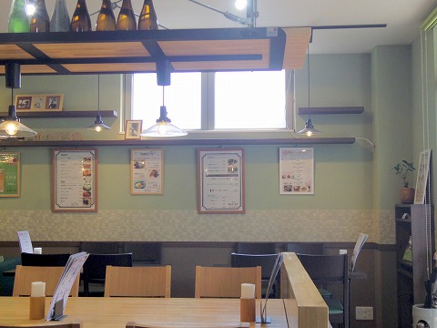 埼玉県入間市下藤沢にあるカフェ、ダイニングの「MAY 30.」店内