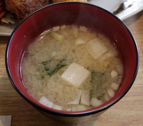 埼玉県入間市下藤沢にあるカフェ、ダイニングの「MAY 30.」和風ハンバーグ盛合定食の味噌汁