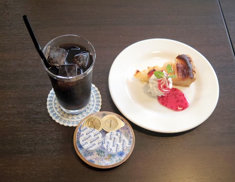 埼玉県入間市下藤沢にあるカフェ、ダイニングの「MAY 30.」和風ハンバーグ盛合定食のドリンク（アイスコーヒー）と季節のタルト（洋梨のタルト）