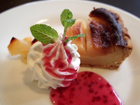 埼玉県入間市下藤沢にあるカフェ、ダイニングの「MAY 30.」季節のタルト（洋梨のタルト）