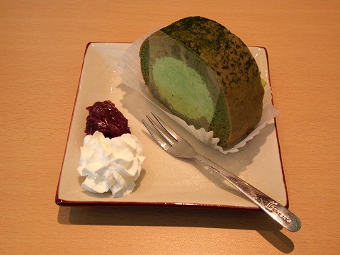 埼玉県入間市下藤沢にある日本茶専門店「さやま深蒸し本舗　沢田園　和カフェ　ひなた」抹茶スフレロール