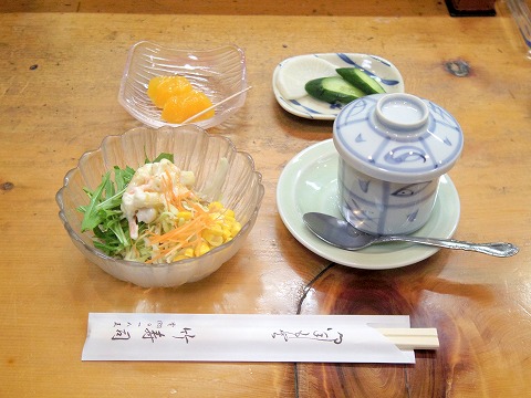 埼玉県越谷市千間台東２丁目にある寿司店「竹寿司」焼き魚セットのサラダ、香の物、茶碗蒸し、デザート