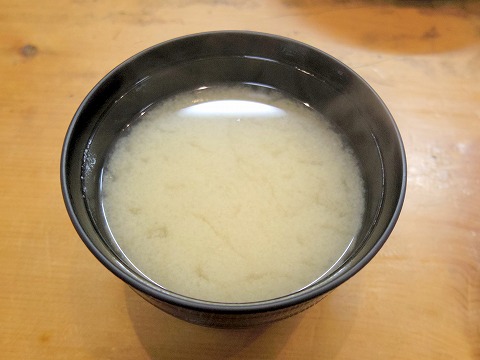 埼玉県越谷市千間台東２丁目にある寿司店「竹寿司」焼き魚セットの味噌汁