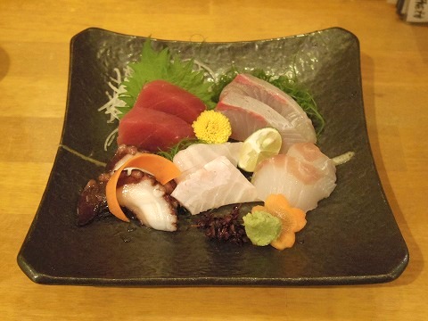 神奈川県川崎市川崎区東田町にある居酒屋「日本料理・北前鮮魚 宜候 YO‐SORO 川崎」刺身盛合せ