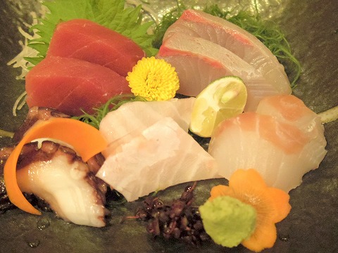 神奈川県川崎市川崎区東田町にある居酒屋「日本料理・北前鮮魚 宜候 YO‐SORO 川崎」刺身盛合せ
