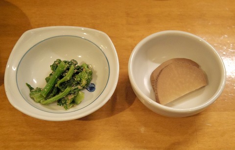 神奈川県川崎市川崎区東田町にある居酒屋「日本料理・北前鮮魚 宜候 YO‐SORO 川崎」刺身盛合せ定食の付合せ（葉の花のおひたしといぶりがっこ）