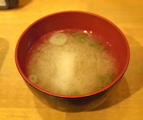 神奈川県川崎市川崎区東田町にある居酒屋「日本料理・北前鮮魚 宜候 YO‐SORO 川崎」刺身盛合せ定食の味噌汁