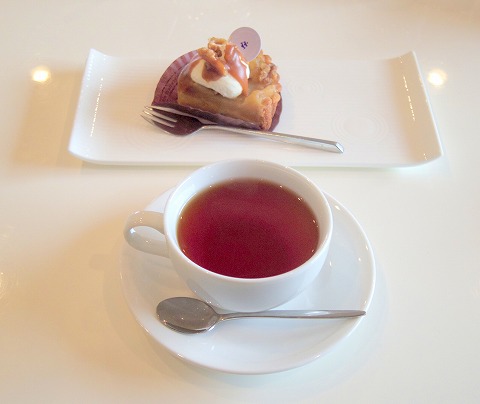 埼玉県所沢市東狭山ケ丘１丁目にあるイタリア料理の「パティスリー カフェ ミツキ  patisserie cafe Mitsuki」ホットティーとアップルタルト