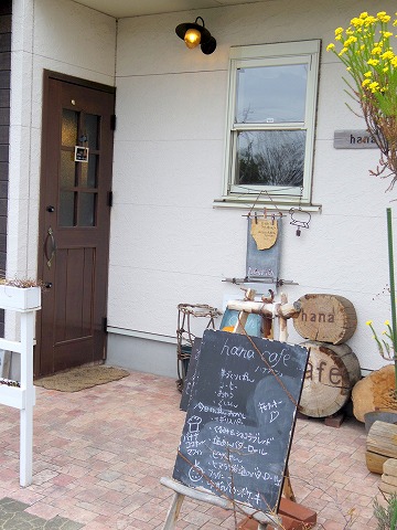 埼玉県越谷市大泊にあるカフェ Hana Cafe です 最寄駅は東武スカイツリーラインのせんげん台駅になります 川沿いにある一軒家カフェです ランチタイムに行き鶏ムネ肉のレモンソテーのランチプレート ホットレモンティーでいただきました 気ままに外食三昧