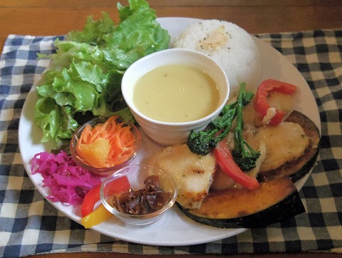 埼玉県越谷市大泊にあるカフェ「hana cafe」ランチプレート（鶏ムネ肉のレモンソテー）
