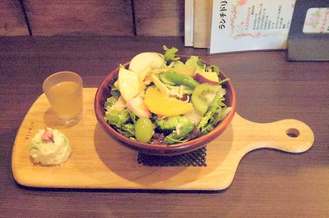 埼玉県越谷市千間台西３丁目にある「@Home Dining Salve　アットホームダイニングサルヴェ」パワーサラダ付き前菜プレート