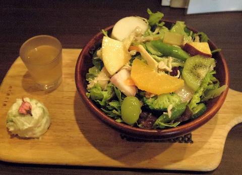 埼玉県越谷市千間台西３丁目にある「@Home Dining Salve　アットホームダイニングサルヴェ」パワーサラダ付き前菜プレート