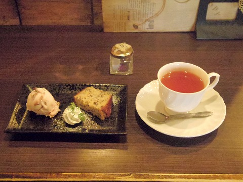 埼玉県越谷市千間台西３丁目にある「@Home Dining Salve　アットホームダイニングサルヴェ」デザート2種盛りとホットレモンティー