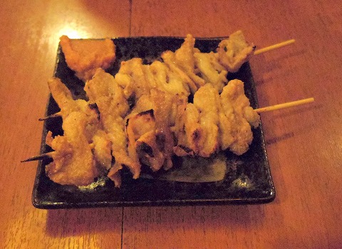 埼玉県越谷市千間台東１丁目にある居酒屋「まぐろやモンキー せんげん台店」鳥皮串