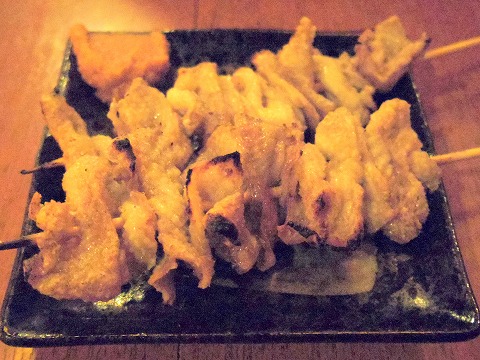 埼玉県越谷市千間台東１丁目にある居酒屋「まぐろやモンキー せんげん台店」鳥皮串
