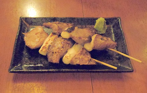埼玉県越谷市千間台東１丁目にある居酒屋「まぐろやモンキー せんげん台店」まぐろホホ肉ねぎま串
