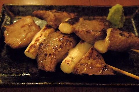 埼玉県越谷市千間台東１丁目にある居酒屋「まぐろやモンキー せんげん台店」まぐろホホ肉ねぎま串