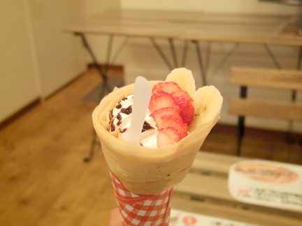 埼玉県越谷市千間台東１丁目にあるカフェ、クレープ専門店の「café & crepes WING by marion マリオンクレープ せんげん台店」いちごバナナチョコクリーム