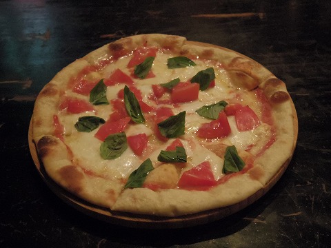 東京都練馬区田柄1丁目にあるイタリア料理の「TRATTORIA MARECHIARE トラットリア マレキアーレ」マルゲリータピザ(ナポリタイプ) 東京都練馬区田柄1丁目にあるイタリア料理の「TRATTORIA MARECHIARE トラットリア マレキアーレ」マルゲリータピザ(ナポリタイプ)