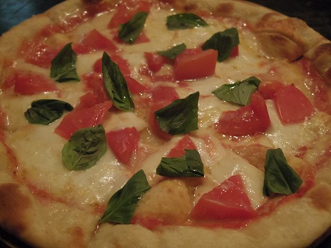 東京都練馬区田柄1丁目にあるイタリア料理の「TRATTORIA MARECHIARE トラットリア マレキアーレ」マルゲリータピザ(ナポリタイプ) 東京都練馬区田柄1丁目にあるイタリア料理の「TRATTORIA MARECHIARE トラットリア マレキアーレ」マルゲリータピザ(ナポリタイプ)