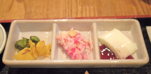 神奈川県川崎市川崎区東田町４丁目にある懐石、寿司のお店「旬菜しながわ」春菜御膳の香の物と小鉢とデザート