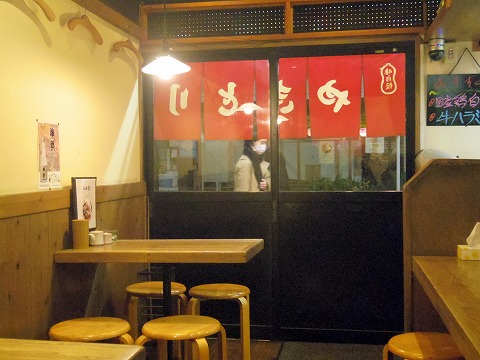 東京都文京区関口１丁目にある焼鳥店「やきとり皆の家」店内