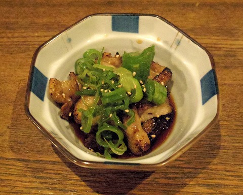 東京都文京区関口１丁目にある焼鳥店「やきとり皆の家」鶏皮ポン酢